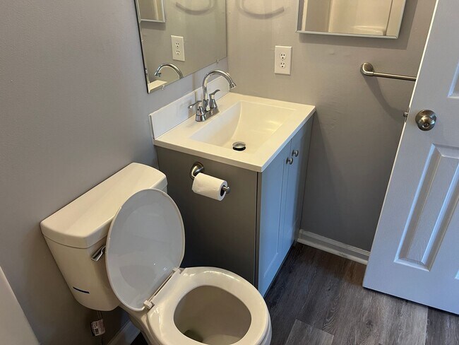 Building Photo - Walk to Beach! Newly Remodeled 2 Bedroom, ...