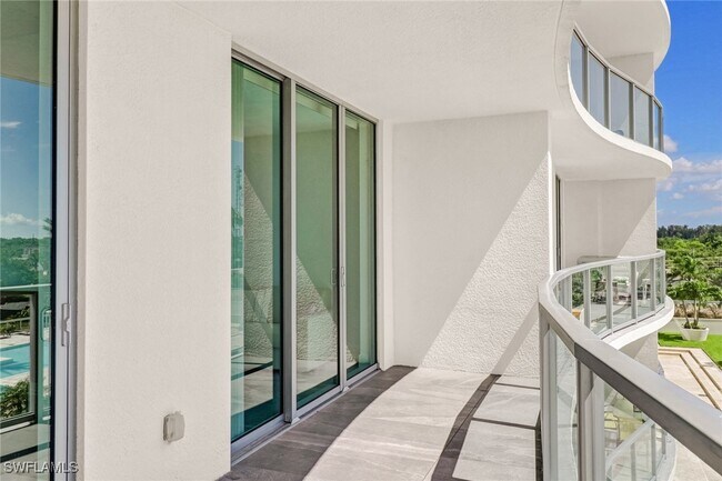 Building Photo - 3000 Oasis Grand Blvd