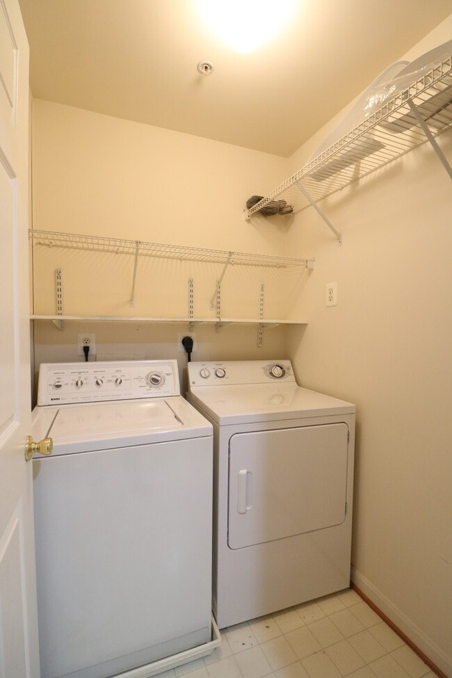 Building Photo - Spacious 2BD/2BA Condo with Balcony in Fou...