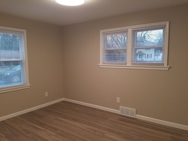 Building Photo - Gorgeous, Fully Upgraded/Renovated from to...