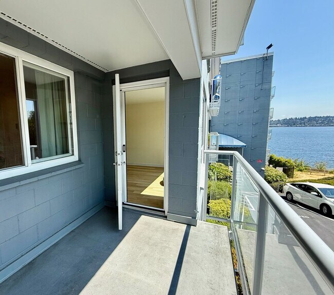 Building Photo - Lake Washington waterfront living with lak...