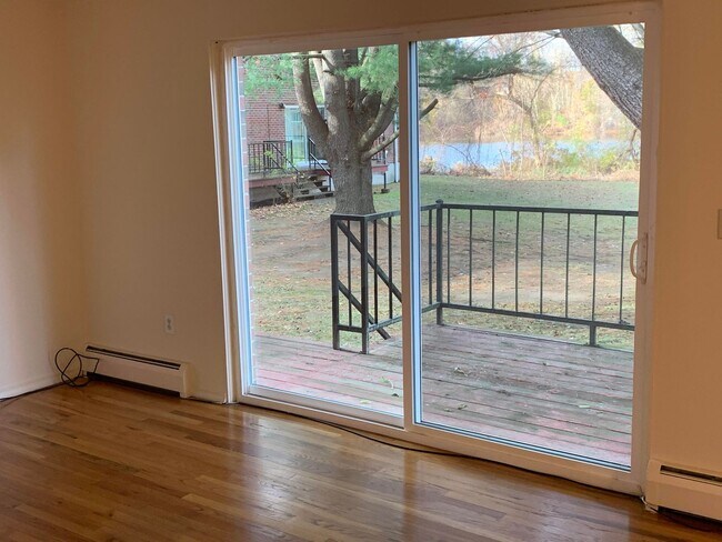 Building Photo - Farmington Townhome