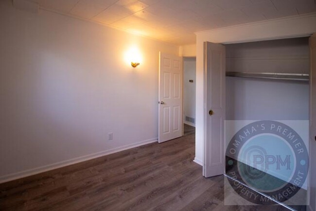 Building Photo - Vaulted Ceilings & Modern Updates in Prime...