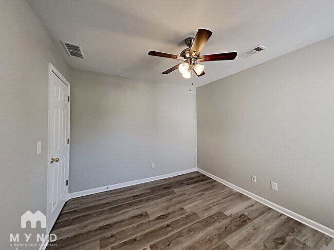 Building Photo - 1557 Silver Ridge Dr SW