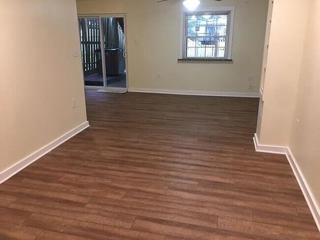 Building Photo - Spacious 3BR Townhome with Walkout Basement, Deck, Fenced Yard, Central A/C + Assigned Parking