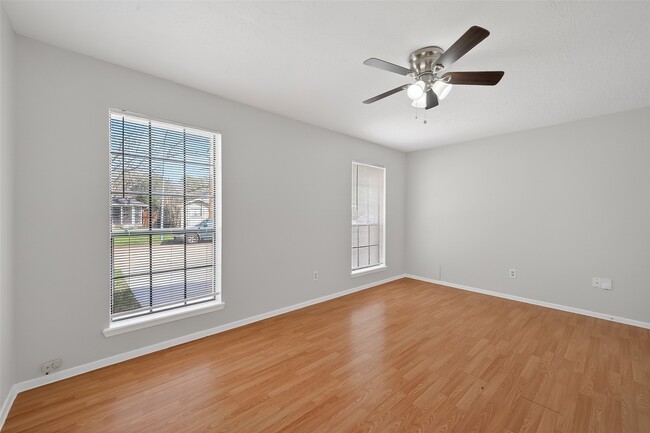 Building Photo - 5205 Beaverbrook Dr