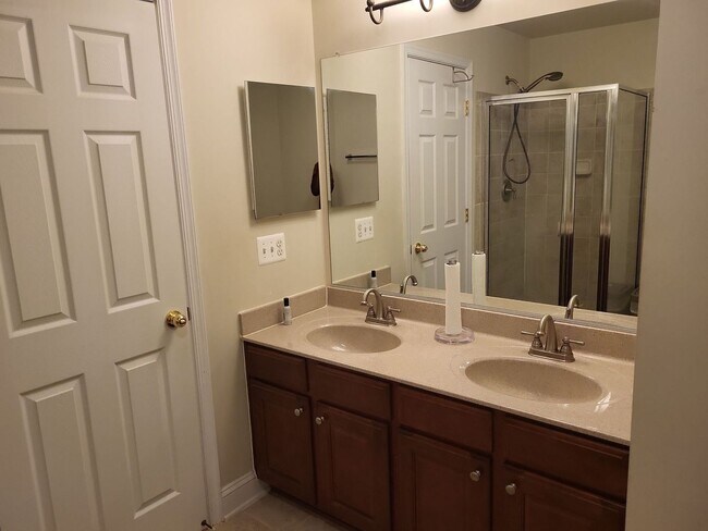 Building Photo - Fantastic 2 Bed 2.5 Bath Interior Townhome...