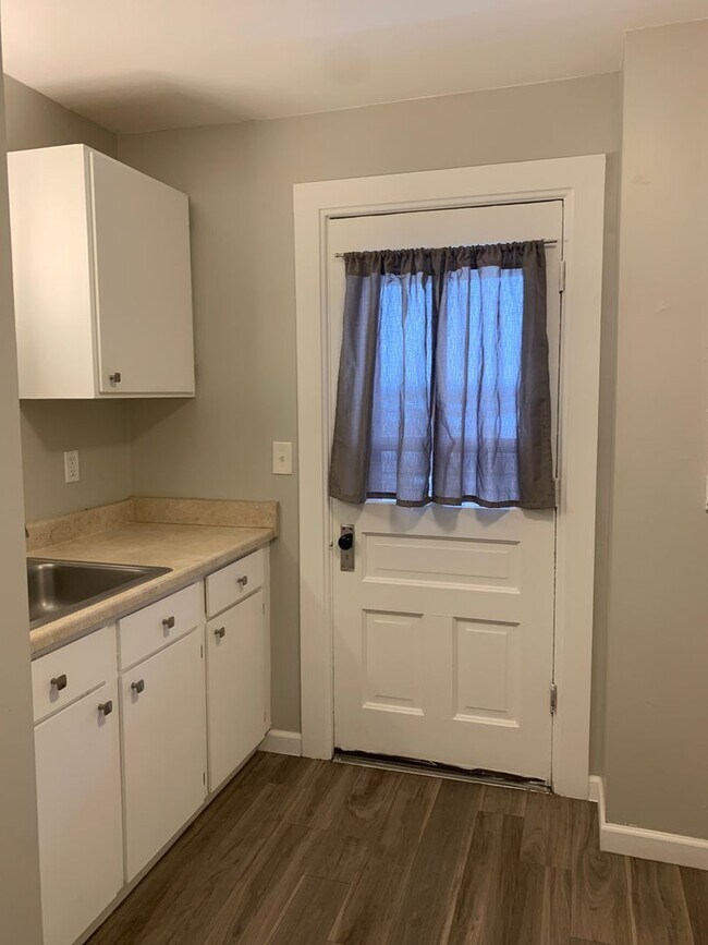 Building Photo - 950