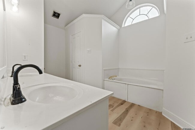 Building Photo - 18516 Lakefield Ave