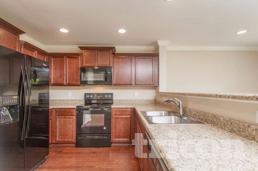 Building Photo - 7100 Colquitt Wy