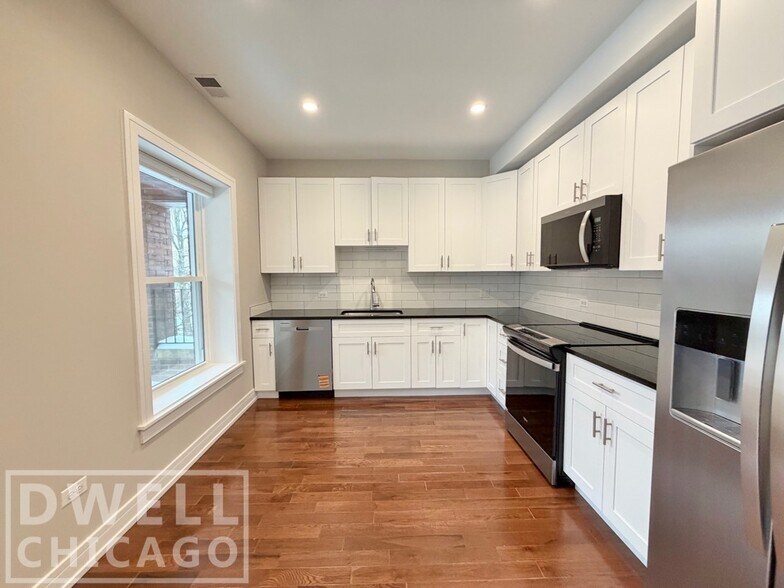 Building Photo - 1709 W Lunt Ave