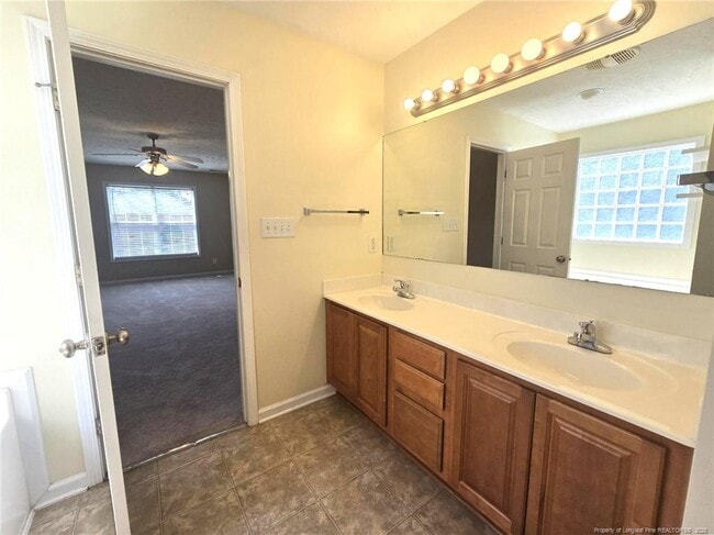 Building Photo - 410 Roundtree Dr