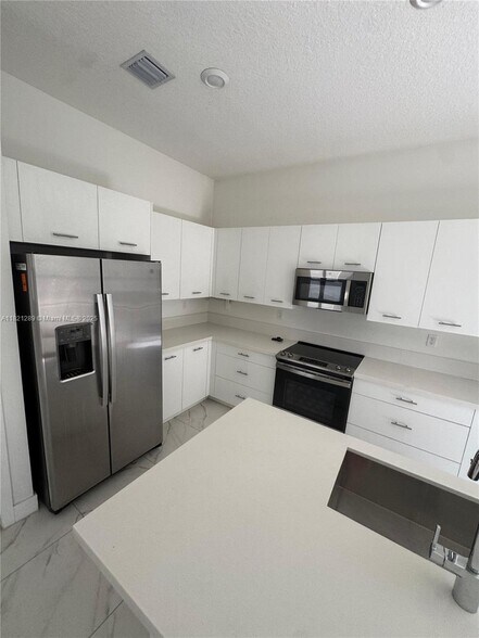 Building Photo - 4481 SW 173rd Ave