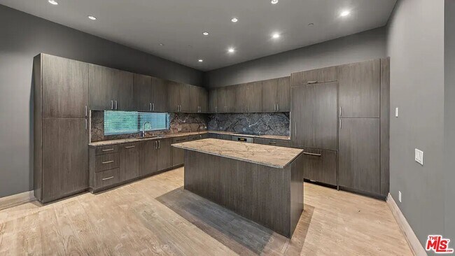 Building Photo - 1600 Viewmont Dr