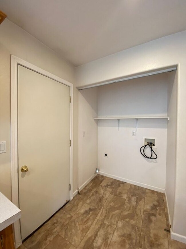 Building Photo - Duplex Close To Downtown!