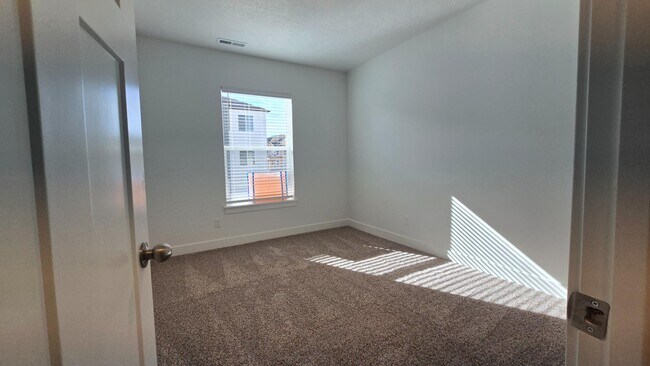 Building Photo - 6512 Skyline Lp Ln