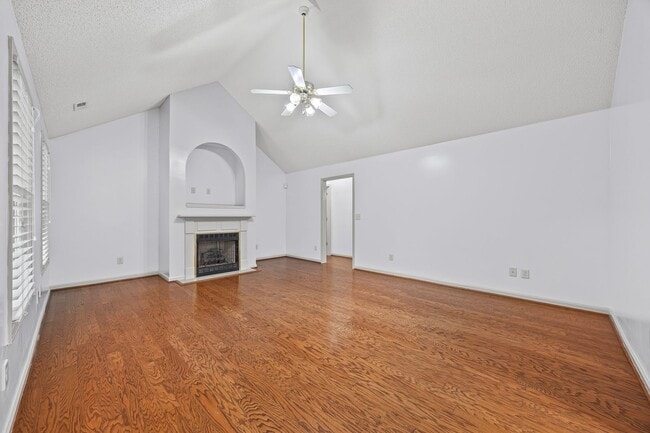 Building Photo - Beautiful 3-bed, 2 bath home in Hallmark G...
