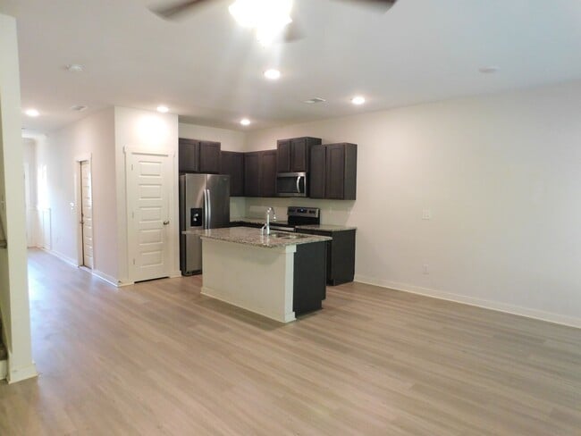 Building Photo - 672 The Heights Ln