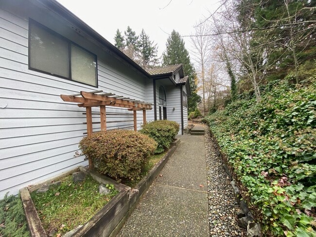 Building Photo - Spacious Mukilteo Home with Stunning Outdo...