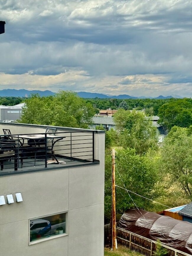 Building Photo - Modern 3 bed, 3.5 bath Townhome Blocks fro...