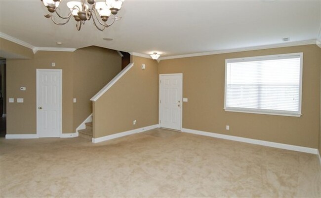 Building Photo - Large 4BR/3BA Available May 15th