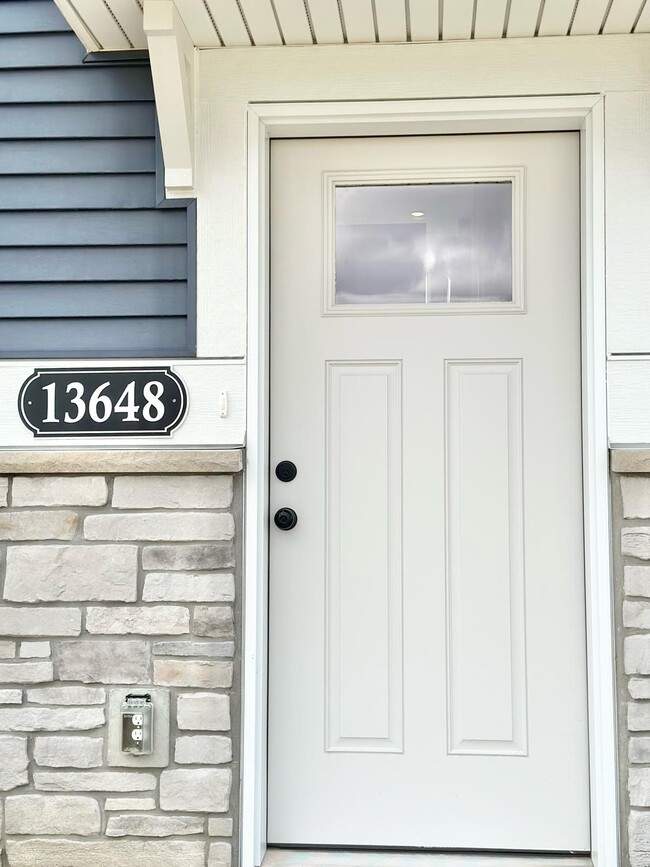 Building Photo - 13648 Pine Dr