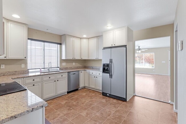 Building Photo - Light and bright 4-bedroom 3 bath beauty i...