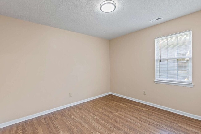 Building Photo - Affordable in the Heart of Jacksonville
