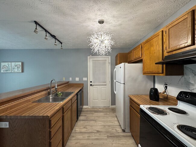 Building Photo - Charming 3 Bed 2 Bath Home with Fenced Yard
