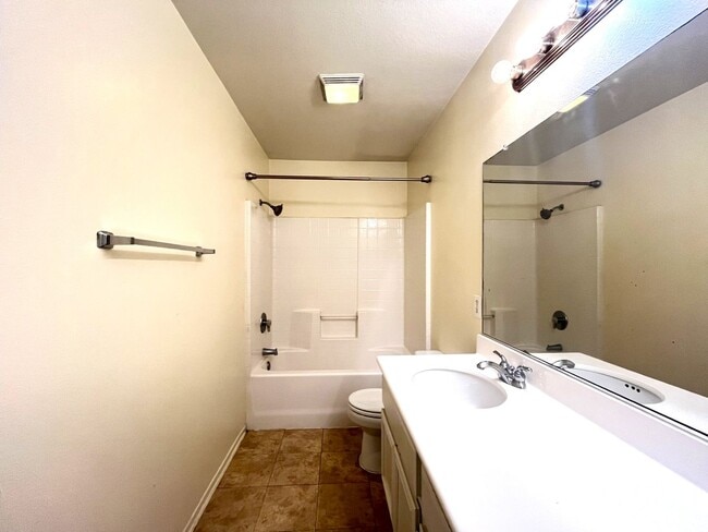 Building Photo - 4 bed, 2.5 bath located in Corona, CA!
