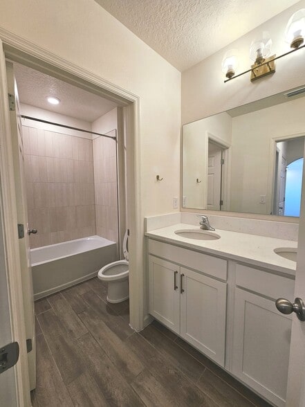 Upstairs Bathroom - 4567 Broomsedge Cir