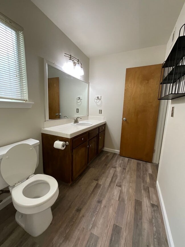Building Photo - Charming home nestled in desirable Northea...