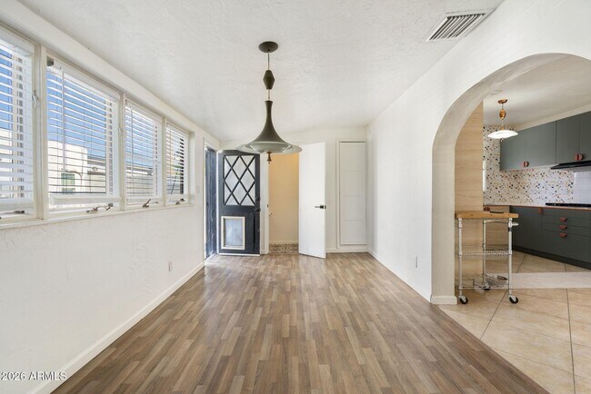 Building Photo - 930 E Whitton Ave