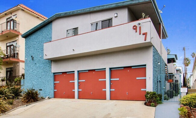 Building Photo - 917 5th St in Santa Monica.  Steps to Mont...