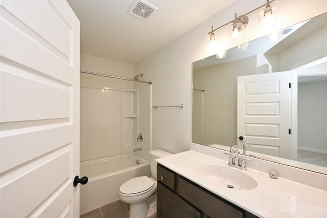 Building Photo - Like-New Modern Townhome Near Dining, Shopping, Trails & Old Hickory Lake