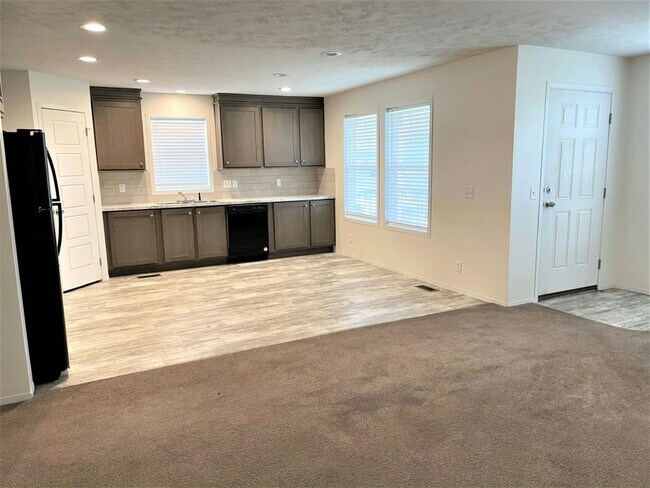 Building Photo - 248 Canary Dr