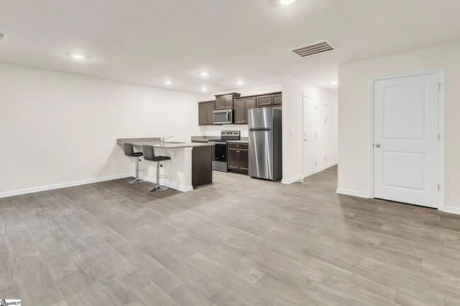 Building Photo - 3 bed, 2.5 bathroom Townhouse