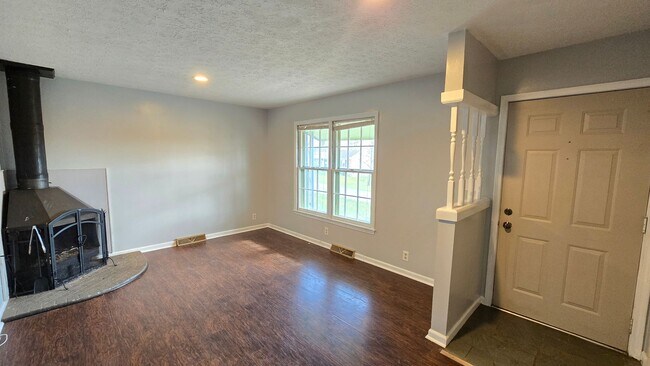 Building Photo - Charming 3-Bedroom Home With Modern Upgrad...