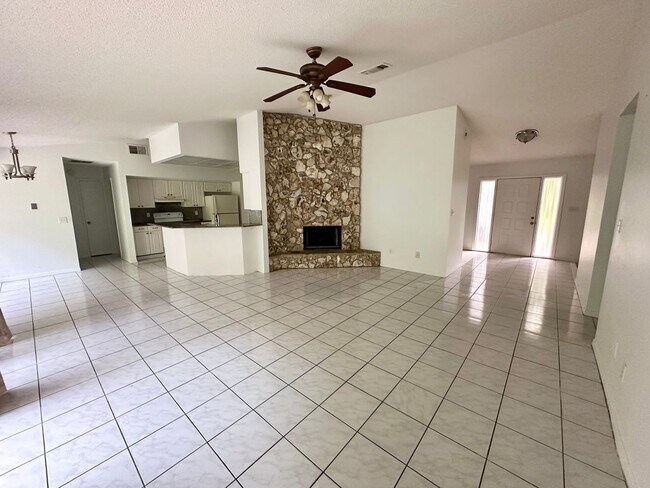 Building Photo - Huge 4/3 home in Lake Mary