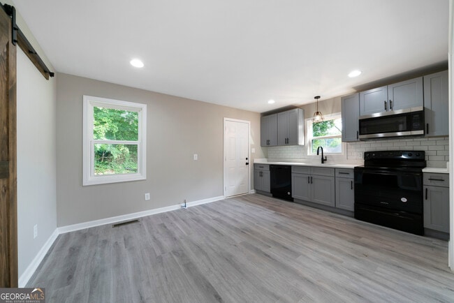 Building Photo - 515 Harper Ave SW