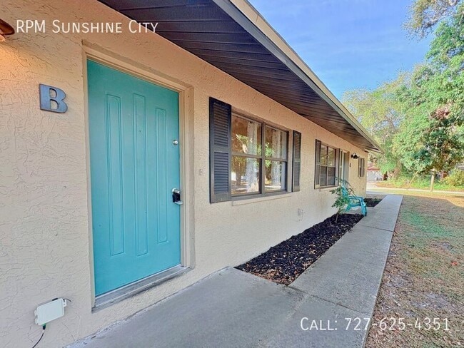 Building Photo - 427 6th Ave NE