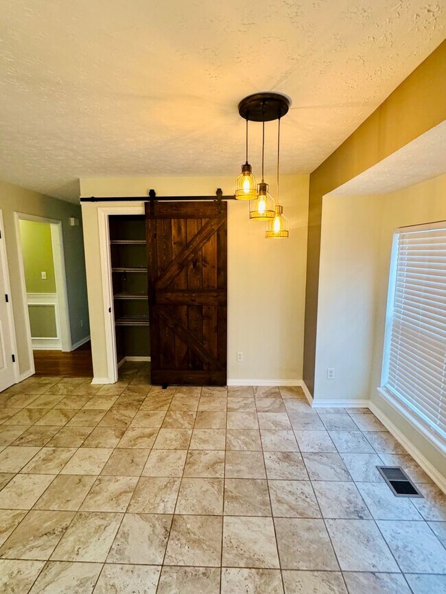 Building Photo - Beautiful spacious 4 bed 4 bath Family Home