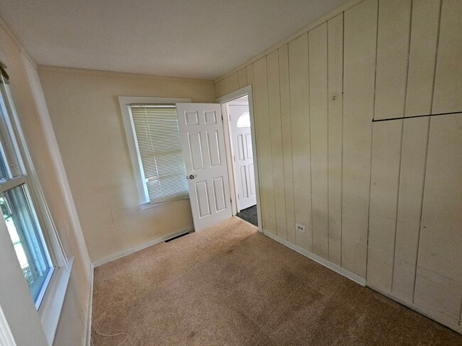 Building Photo - 1N670 River Dr