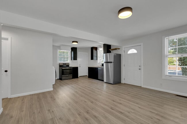 Building Photo - Renovated Duplex in Prime Walkable 12 South Location!