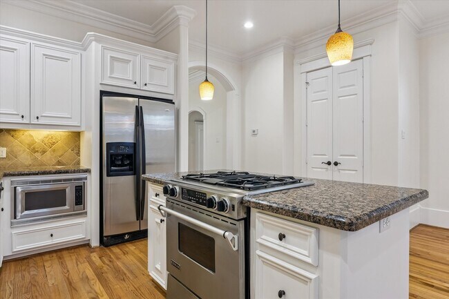 Building Photo - 1332 W 21st St