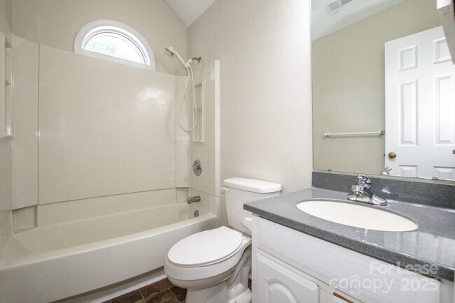 Building Photo - 169 Southhaven Dr