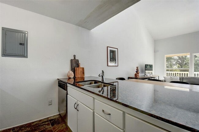 Building Photo - 1818 S Lakeshore Blvd