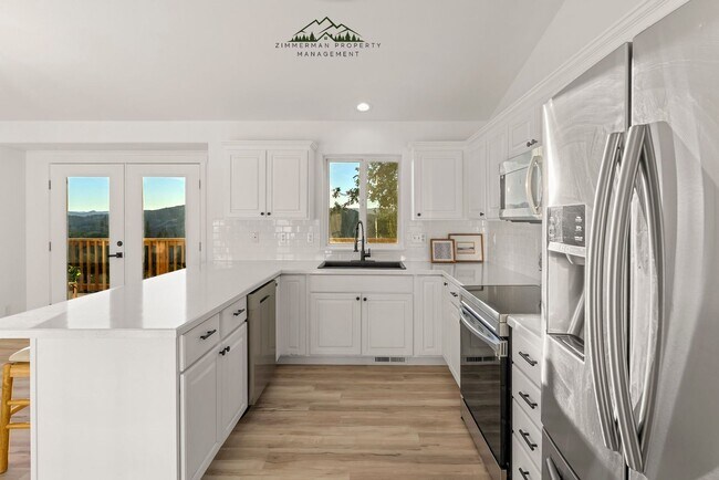 Building Photo - 4 bedroom 2.5 bathroom home with Panoramic views!