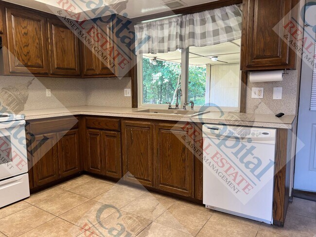 Building Photo - Spacious 4 Bedroom