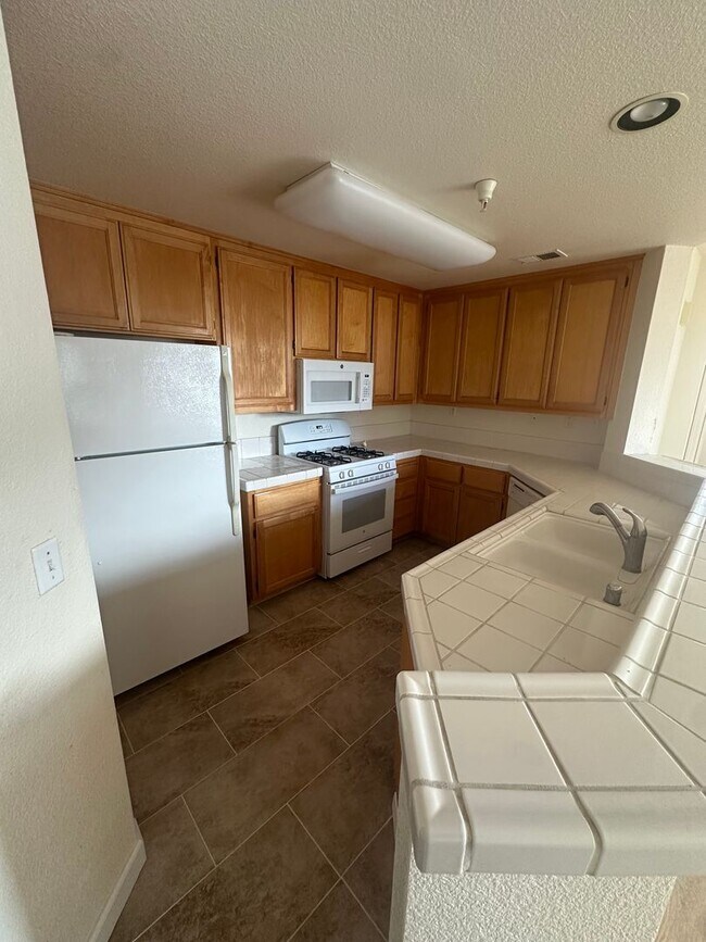 Building Photo - Gorgeous 2 Bd 2 Ba Unit in Redwood Shores